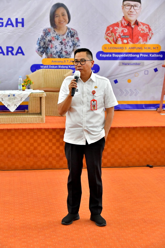 Kepala Bappedalitbang Prov. Kalteng Leonard. S. Ampung Sebagai Narasumber Dalam Seminar