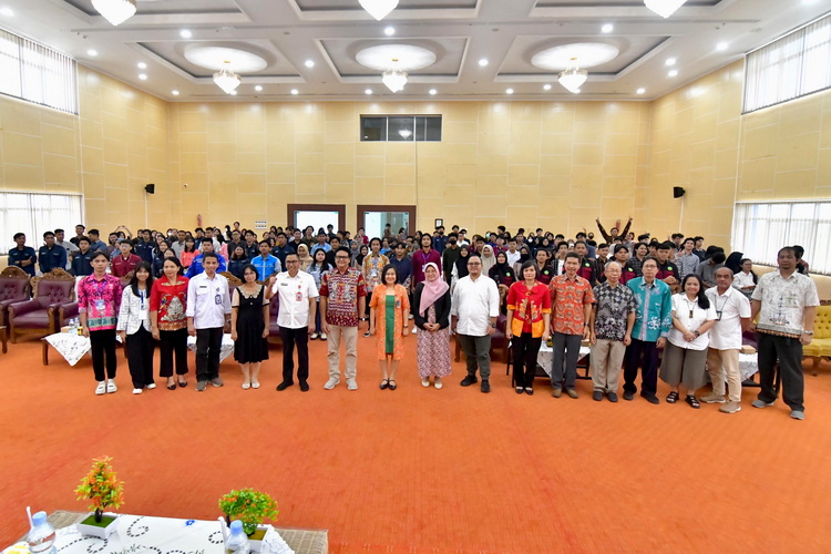 Kepala Bappedalitbang Prov. Kalteng Leonard. S. Ampung Sebagai Narasumber Dalam Seminar