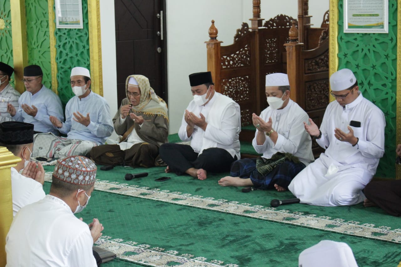 Shalat Jumat Perdana di Masjid Al-Amanah Kantor Gubernur Kalteng bersama Wagub H. Edy Pratowo 