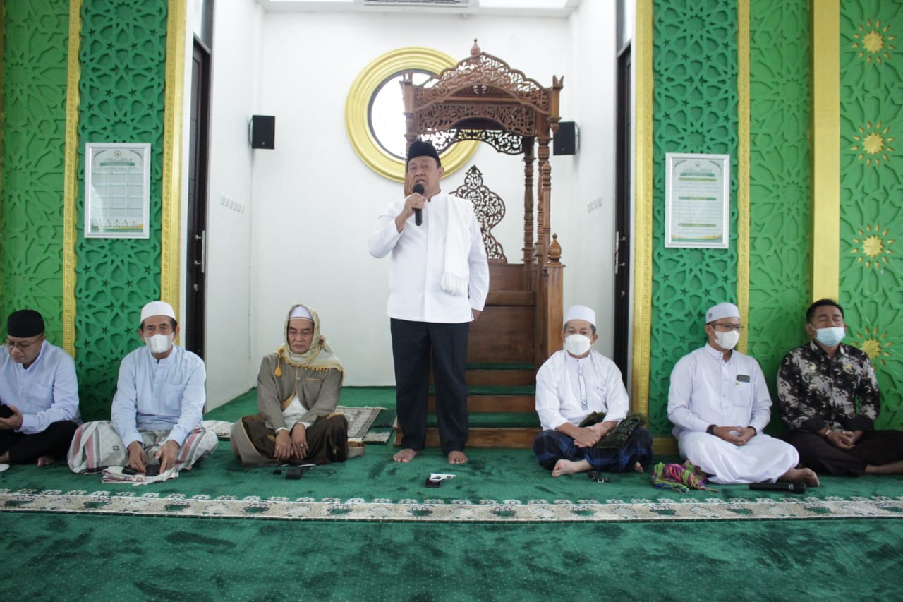 Shalat Jumat Perdana di Masjid Al-Amanah Kantor Gubernur Kalteng bersama Wagub H. Edy Pratowo 