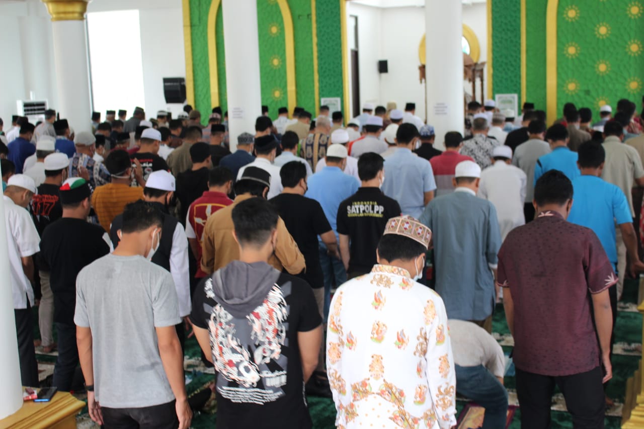 Shalat Jumat Perdana di Masjid Al-Amanah Kantor Gubernur Kalteng bersama Wagub H. Edy Pratowo 