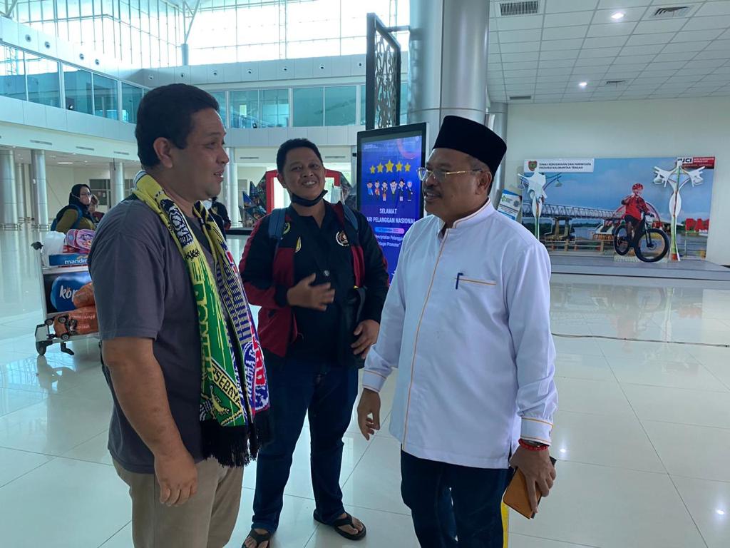 Sekda Prov. Kalteng Sambut Kedatangan Rombongan Kontingen PWI Kalteng Di Bandara Tjilik Riwut