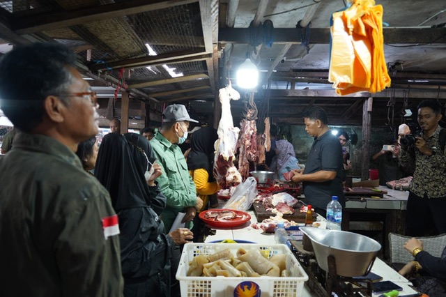 Sahli Yuas Elko Lakukan Pemantauan Harga Pangan di Pasar Tradisional yang ada di Kota Palangka Raya bersama Tim Satgas Ketahanan Pangan dan TPID Prov. Kalteng