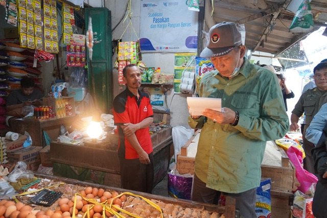 Sahli Yuas Elko Lakukan Pemantauan Harga Pangan di Pasar Tradisional yang ada di Kota Palangka Raya bersama Tim Satgas Ketahanan Pangan dan TPID Prov. Kalteng