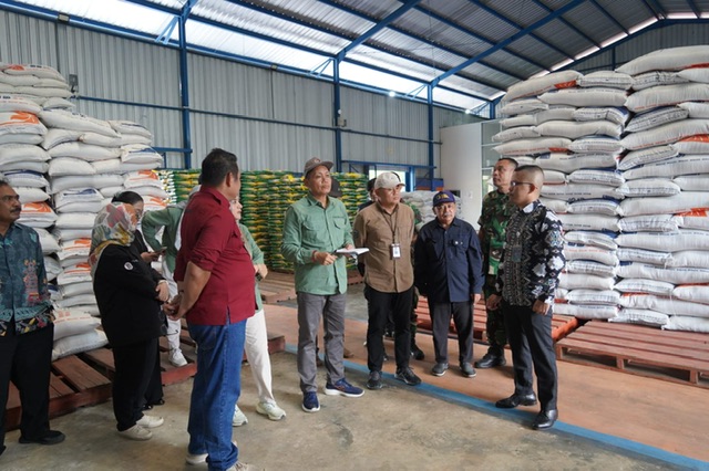 Sahli Yuas Elko Lakukan Pemantauan Harga Pangan di Pasar Tradisional yang ada di Kota Palangka Raya bersama Tim Satgas Ketahanan Pangan dan TPID Prov. Kalteng