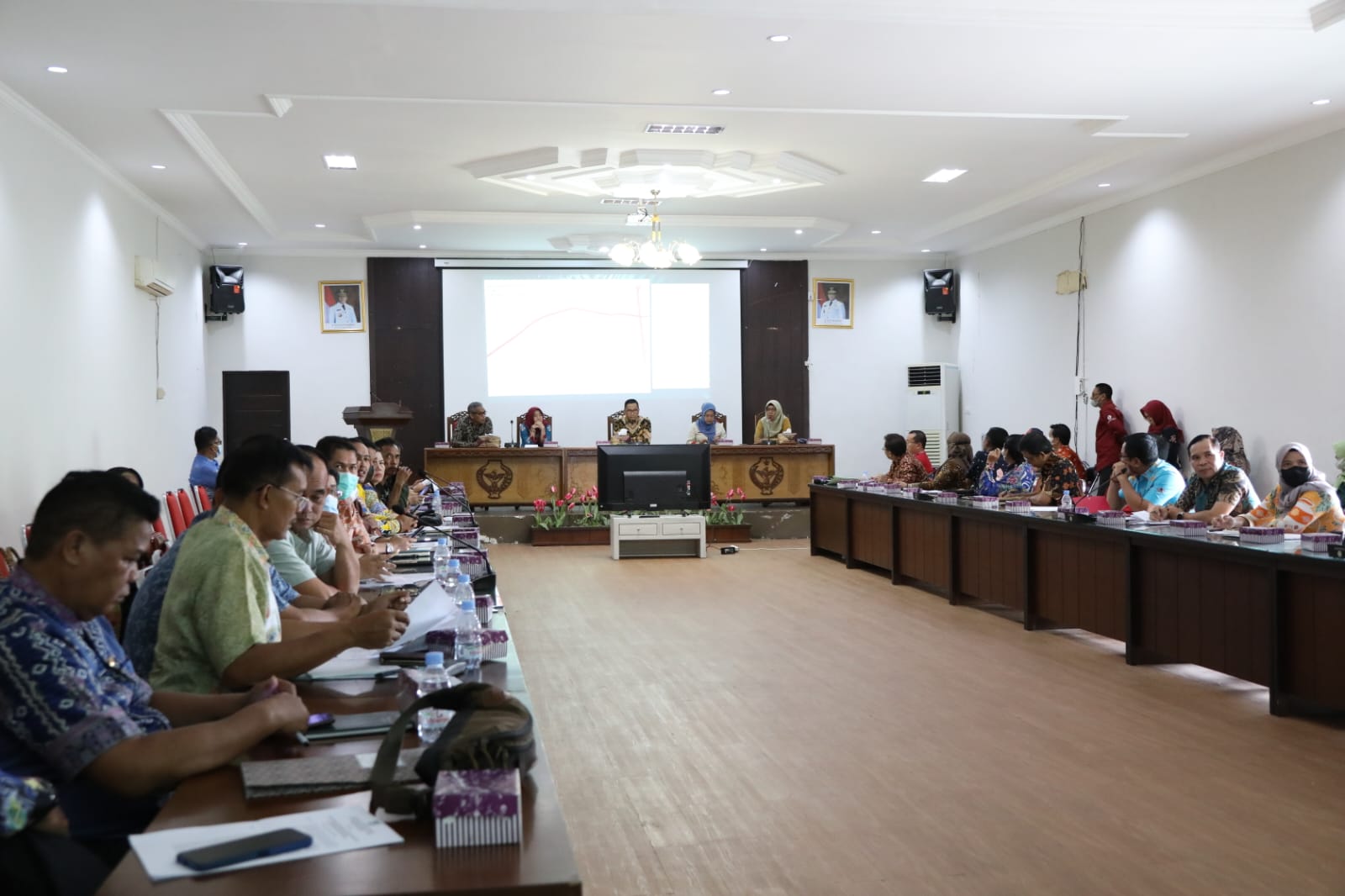 Asisten Ekbang Leonard S. Ampung Pimpin Rapat Finalisasi PEDA Nelayan XIII Andalan (KTNA) Tingkat Provinsi Kalteng