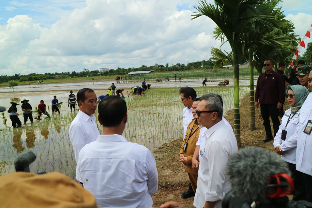 Gubernur Kalteng Sugianto Sabran Dampingi Presiden Republik Indonesia (RI) Joko Widodo ke Lokasi  Lahan Pertanian di Desa Bapeang