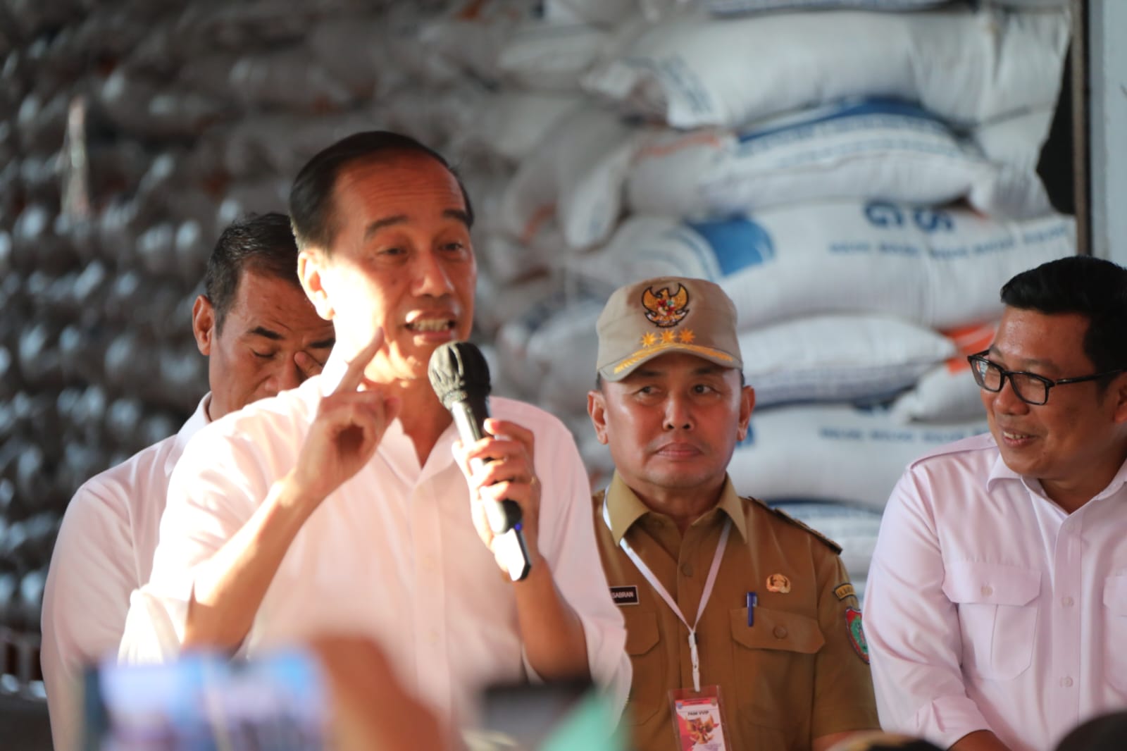 Presiden RI Joko Widodo Didampingi Gubernur Kalteng Sugianto Sabran Tinjau Stok Beras Sekaligus Salurkan Bantuan Pangan Cadangan Beras Pemerintah