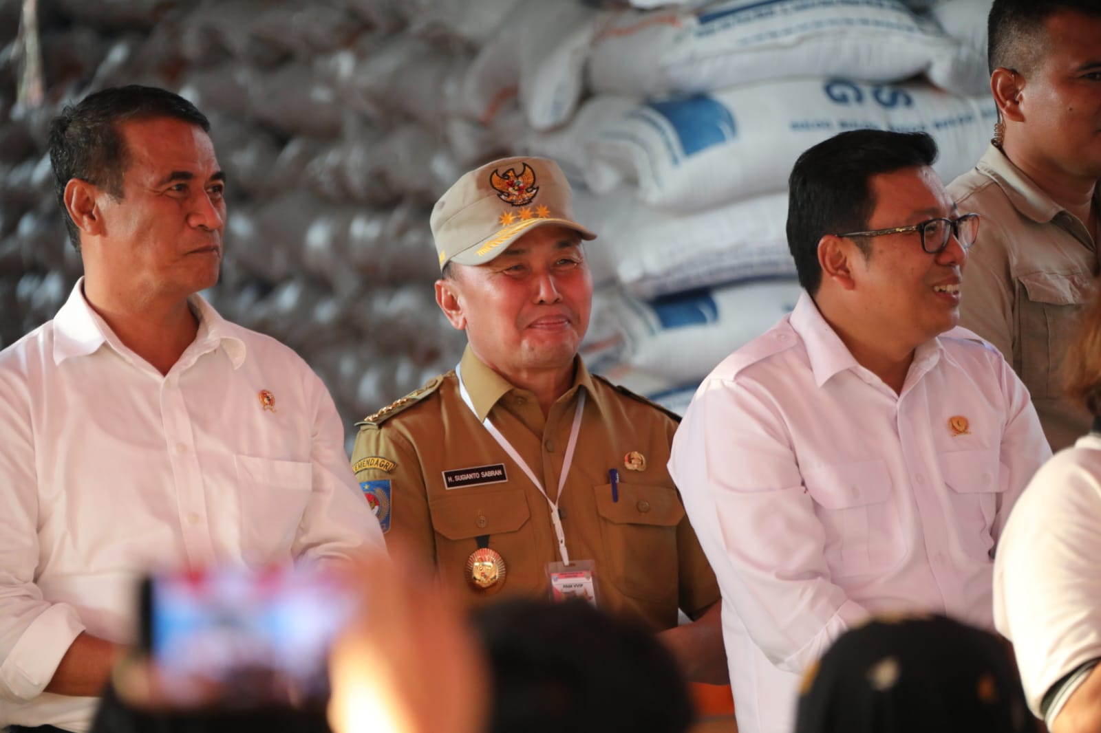 Presiden RI Joko Widodo Didampingi Gubernur Kalteng Sugianto Sabran Tinjau Stok Beras Sekaligus Salurkan Bantuan Pangan Cadangan Beras Pemerintah