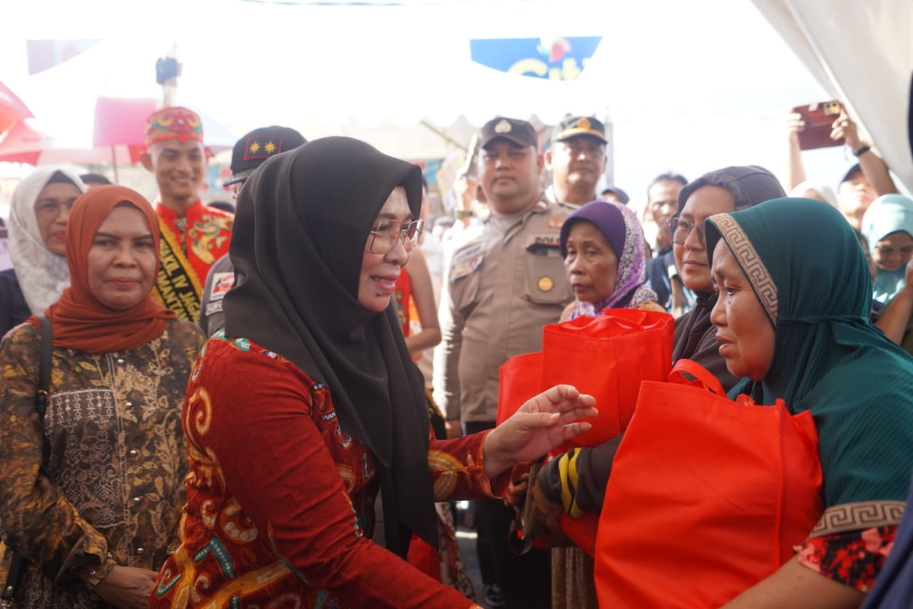 Wagub Kalteng Hadiri Pembukaan Pameran Museum Keliling dan Peninjauan Pasar Penyeimbang