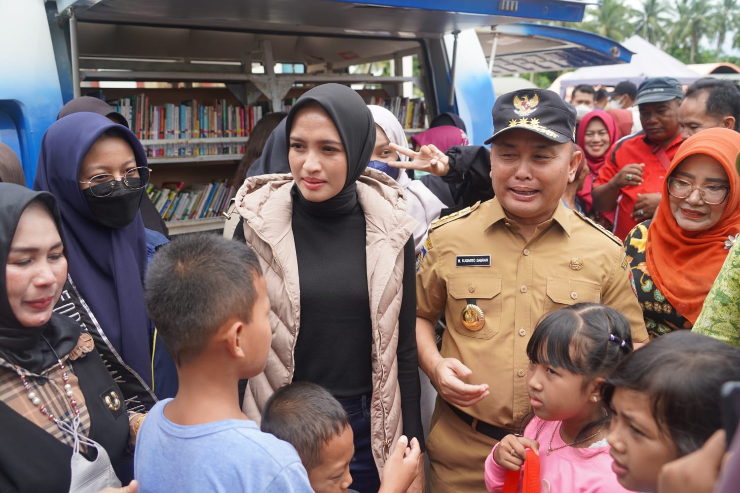 Gubernur Kalteng Dan Ketua TP-PKK Prov. Kalteng Tinjau Langsung Tempat Pengungsian Warga Terdampak Banjir