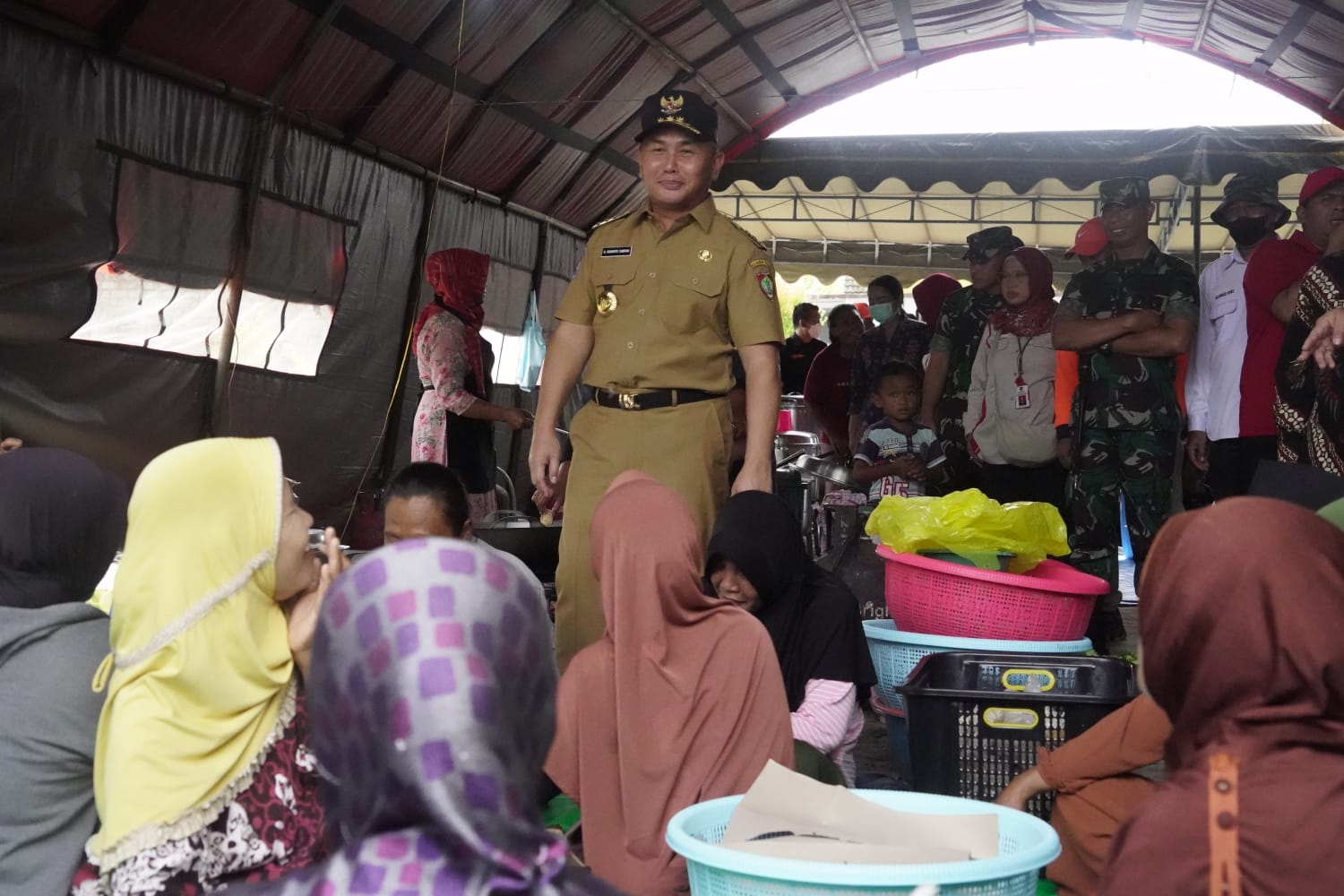 Gubernur Kalteng Dan Ketua TP-PKK Prov. Kalteng Tinjau Langsung Tempat Pengungsian Warga Terdampak Banjir