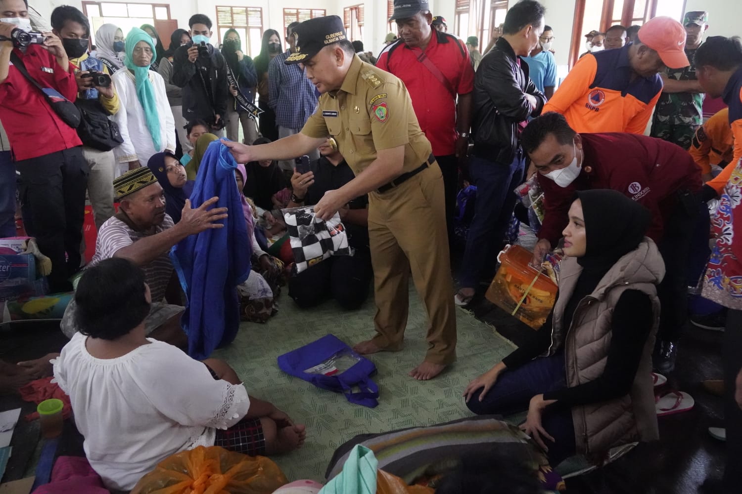 Gubernur Kalteng Dan Ketua TP-PKK Prov. Kalteng Tinjau Langsung Tempat Pengungsian Warga Terdampak Banjir