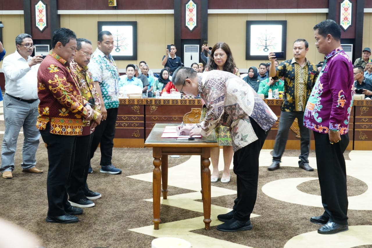 Wagub Kalteng Edy Pratowo Saksikan Penandatangan Perjanjian Kerjasama Fasilitasi Pembangunan Kebun Masyarakat Sekitar