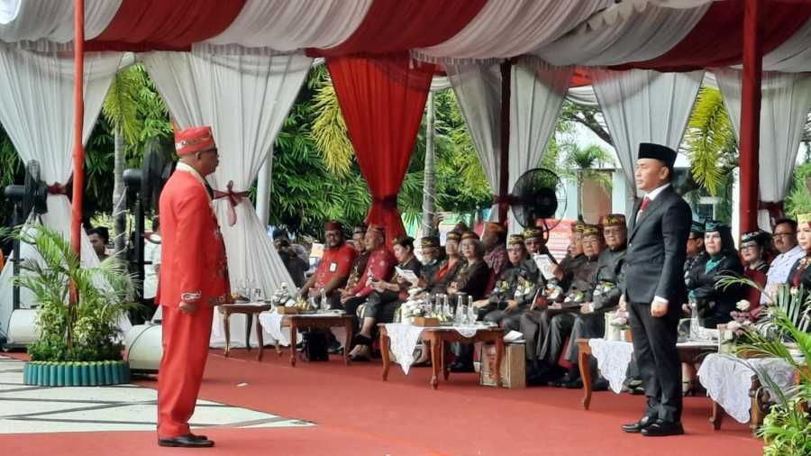 Kepala Badan Kesbangpol Prov. Kalteng Katma F. Dirun Jadi Perwira Upacara Dalam Upacara Hari Jadi ke-67 Prov. Kalteng