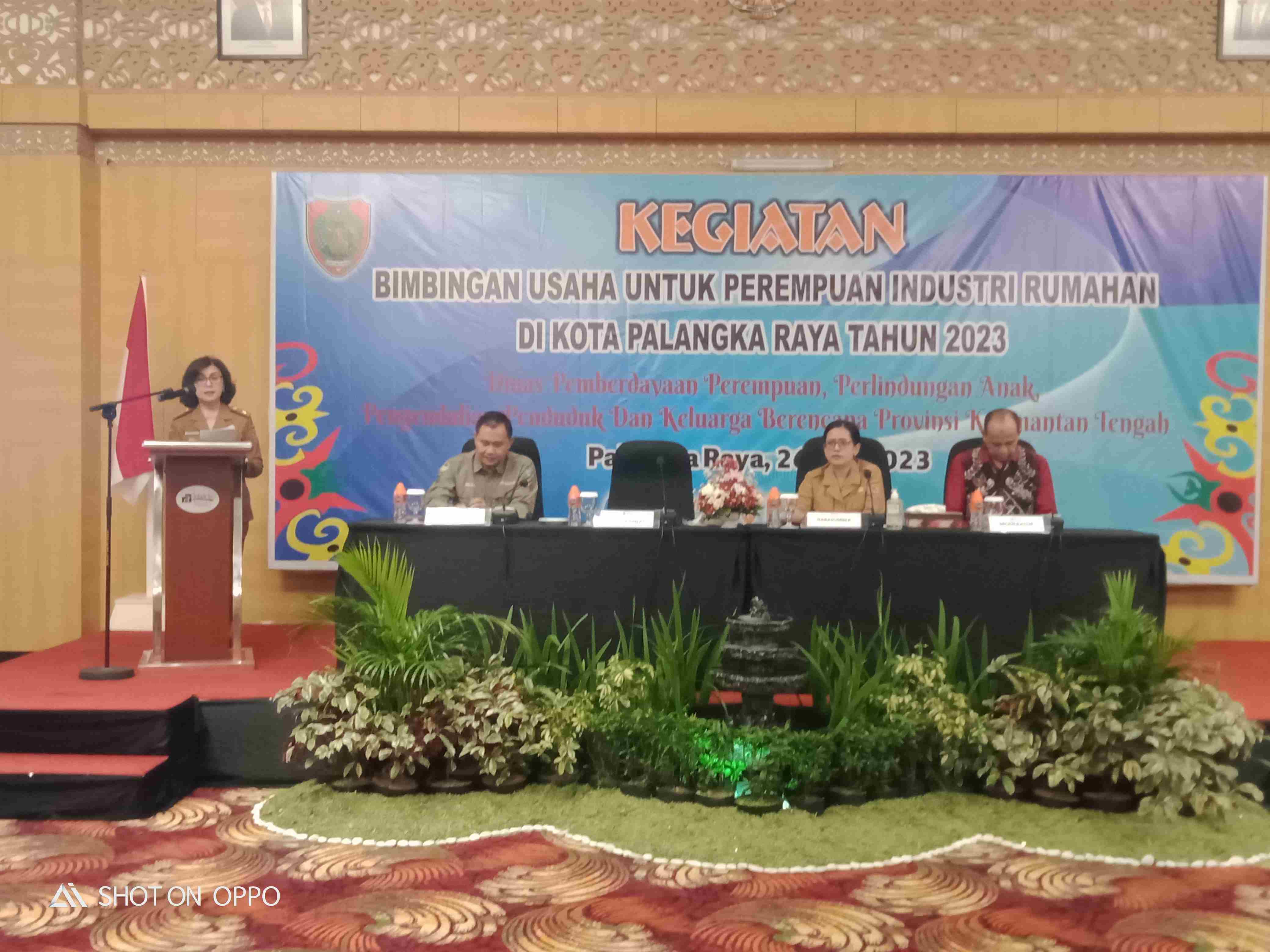 Kepala DP3APPKB Buka Kegiatan Bimbingan Usaha Untuk Perempuan Industri Rumahan