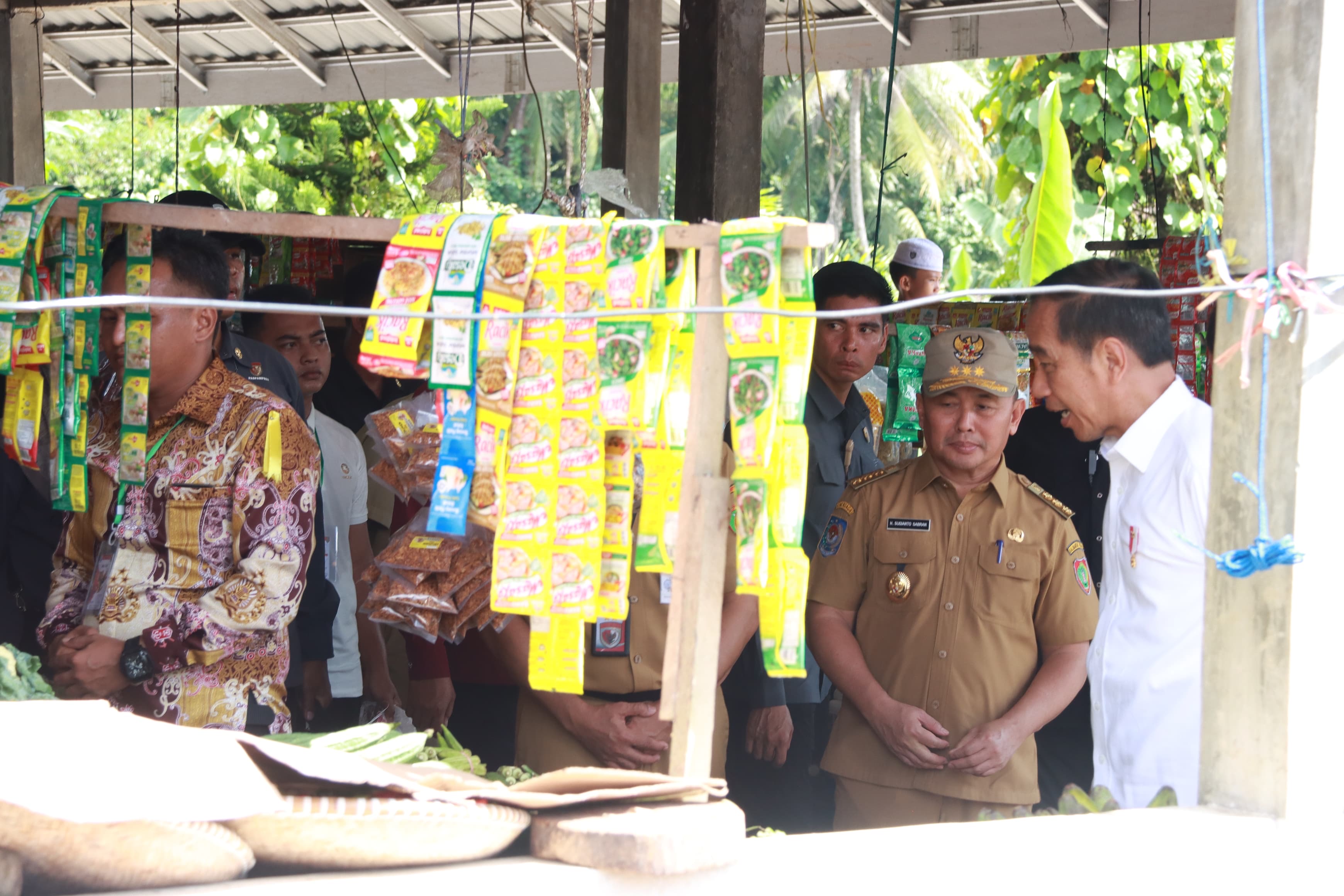 Gubernur Kalteng Sugianto Sabran Dampingi Presiden Republik Indonesia (RI) Joko Widodo Lakukan Peninjauan Harga di Pasar Temenggoeng Djaja Karti