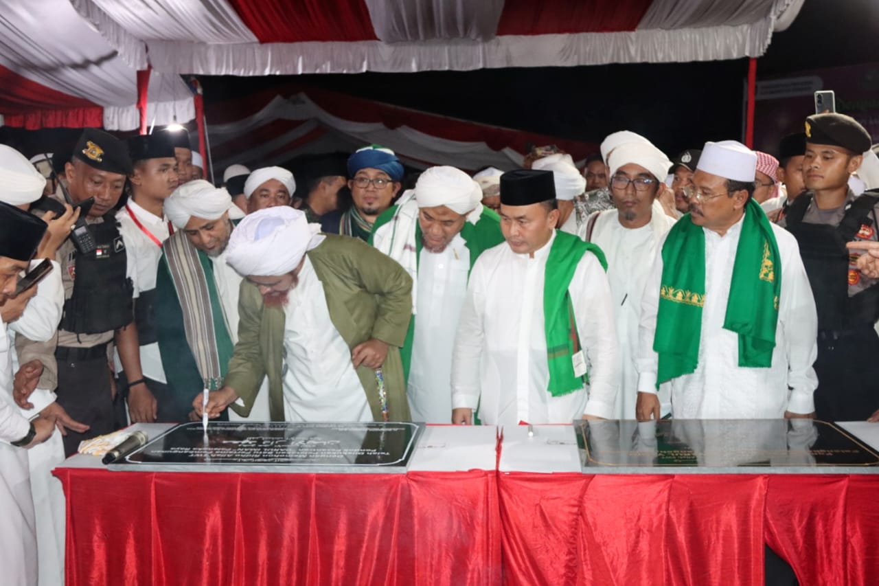 Gubernur Kalteng Sugianto Sabran Bersama Guru Mulia Al-Habib Umar Bin Hafidz Lakukan Peletakan Batu Pertama Pembangunan Pondok Pesantren Darul Iman