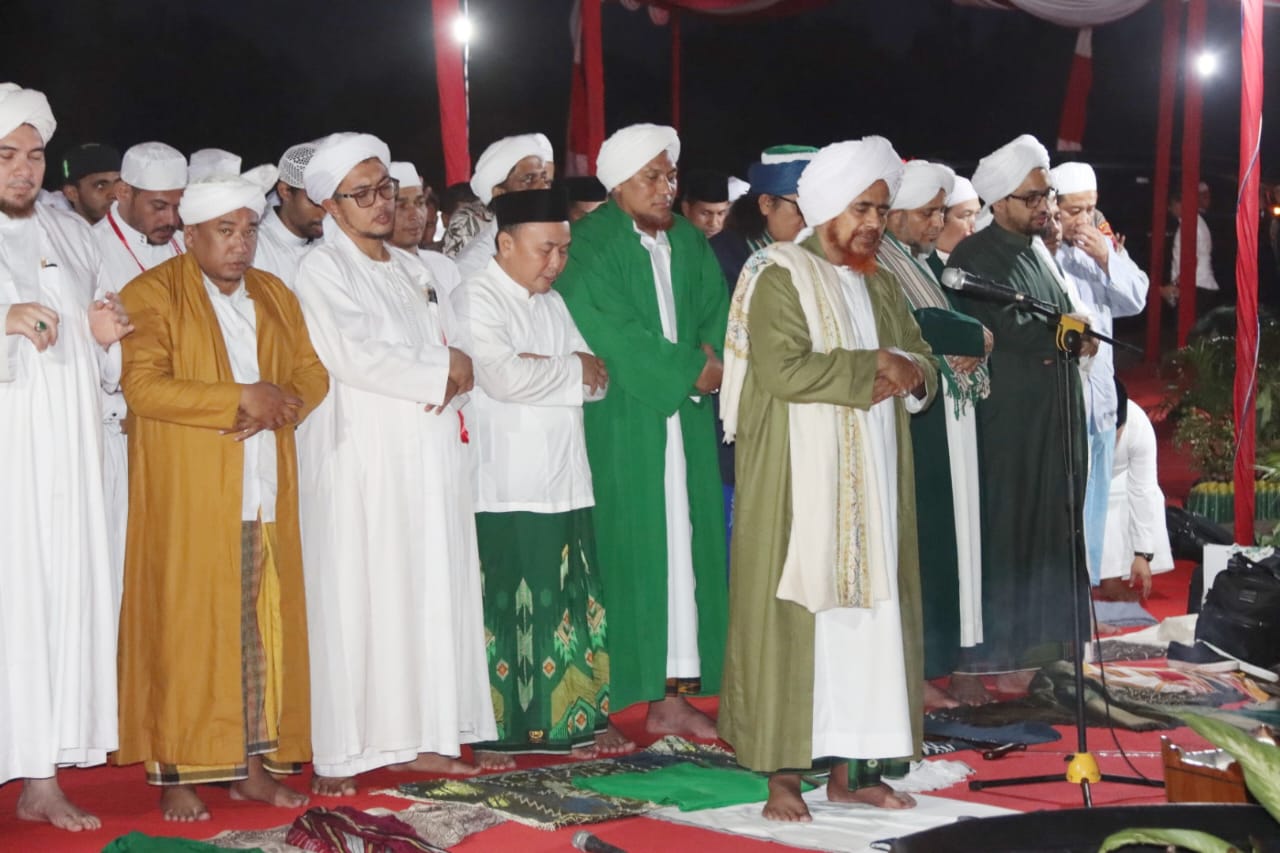 Gubernur Kalteng Sugianto Sabran Bersama Guru Mulia Al-Habib Umar Bin Hafidz Lakukan Peletakan Batu Pertama Pembangunan Pondok Pesantren Darul Iman