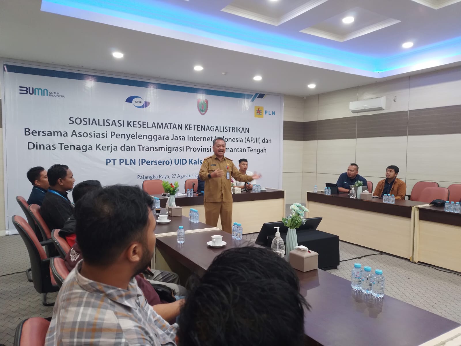 Kadis Nakertarans Provinsi Kalteng Ingatkan K3 pada PLN UP3 dan APJII