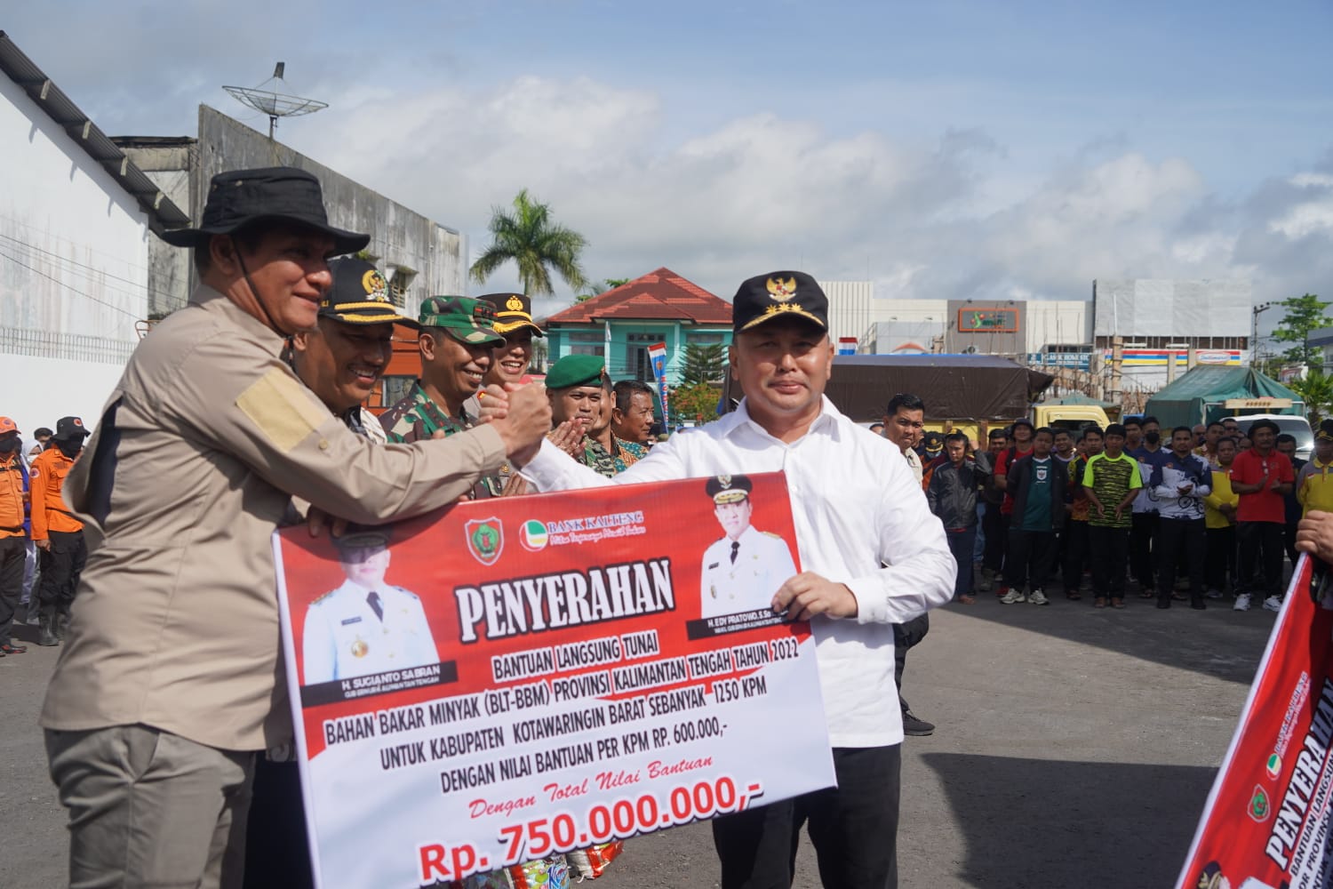 Gubernur Kalteng Sugianto Sabran Pimpin Apel Gabungan Dan Penyerahan Bansos Untuk Penanganan Bencana Banjir