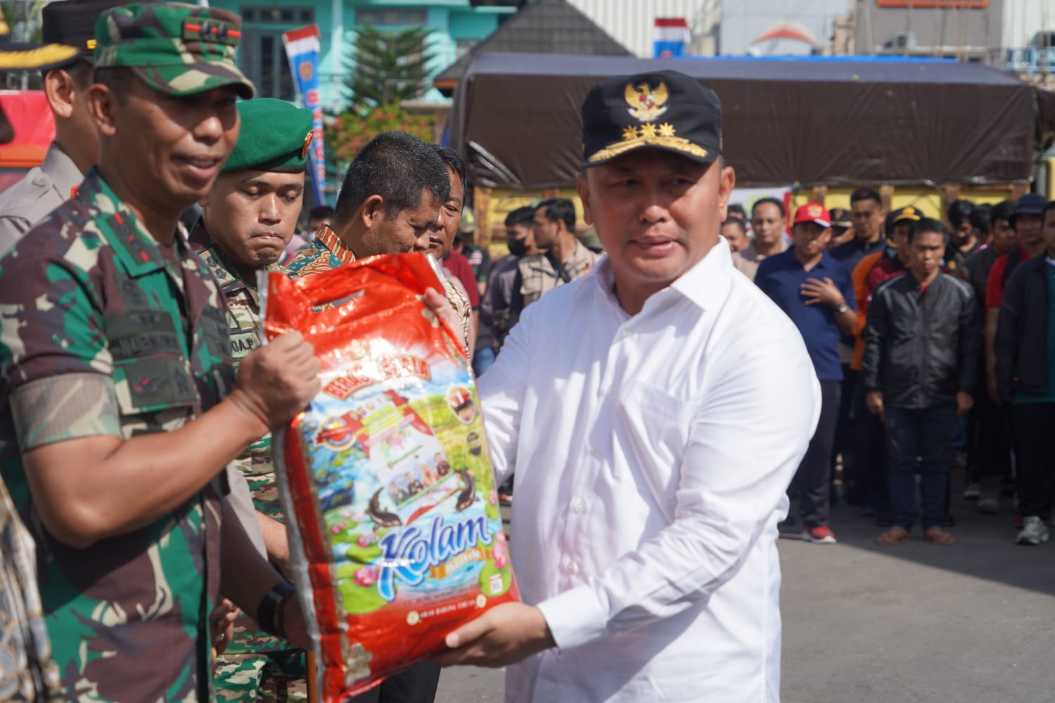 Gubernur Kalteng Sugianto Sabran Pimpin Apel Gabungan Dan Penyerahan Bansos Untuk Penanganan Bencana Banjir