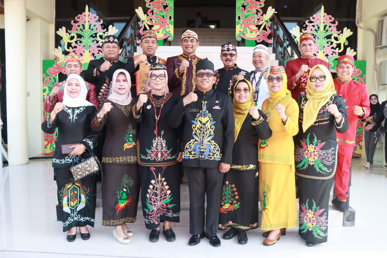 Plt Sekda Prov Kalteng M. Katma F. Dirun Pimpin Upacara Pengibaran Bendera Peringatan Hari Sumpah Pemuda dan Ikrar Anak Bangsa