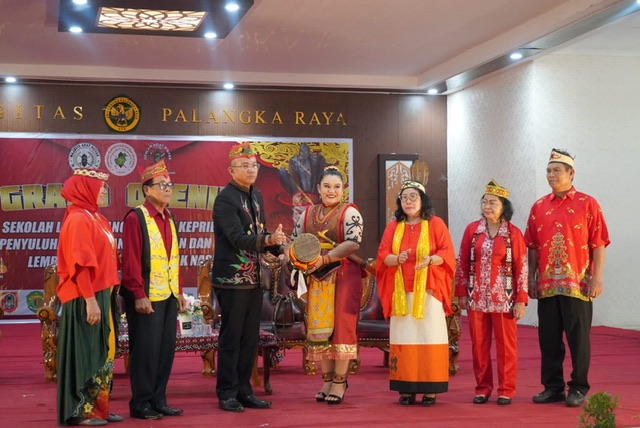 Plh Sahli Pemkumpol Ahmad Husain Buka Sekolah Lapang Angkatan Pertama Kepribadian Oleh Lembaga Perempuan Dayak Nasional