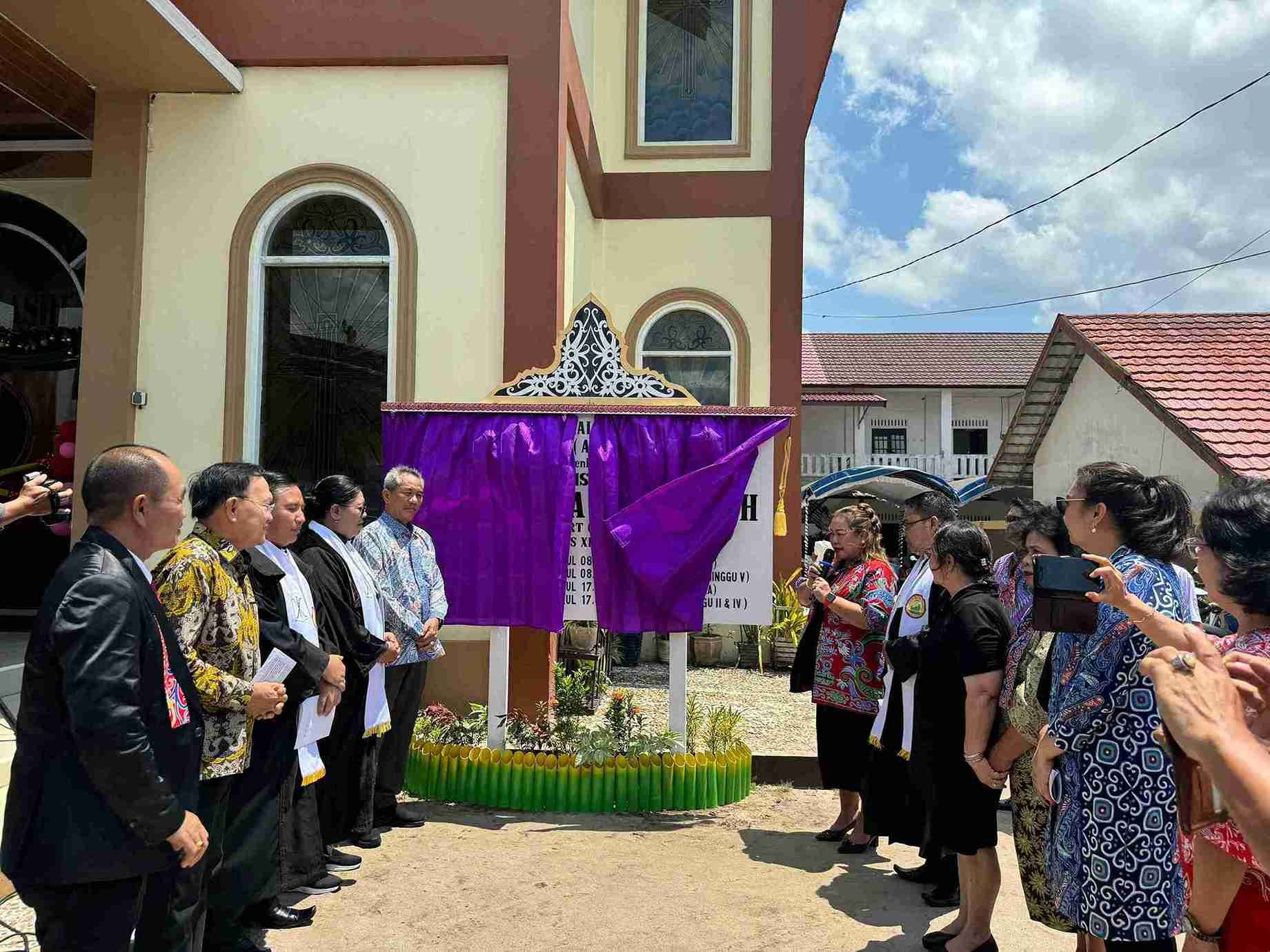 Plt. Karo Pemerintahan dan Otda Rusita Murniasi Hadiri Peresmian Gedung Pastori Jemaat GKE Sinar Kasih