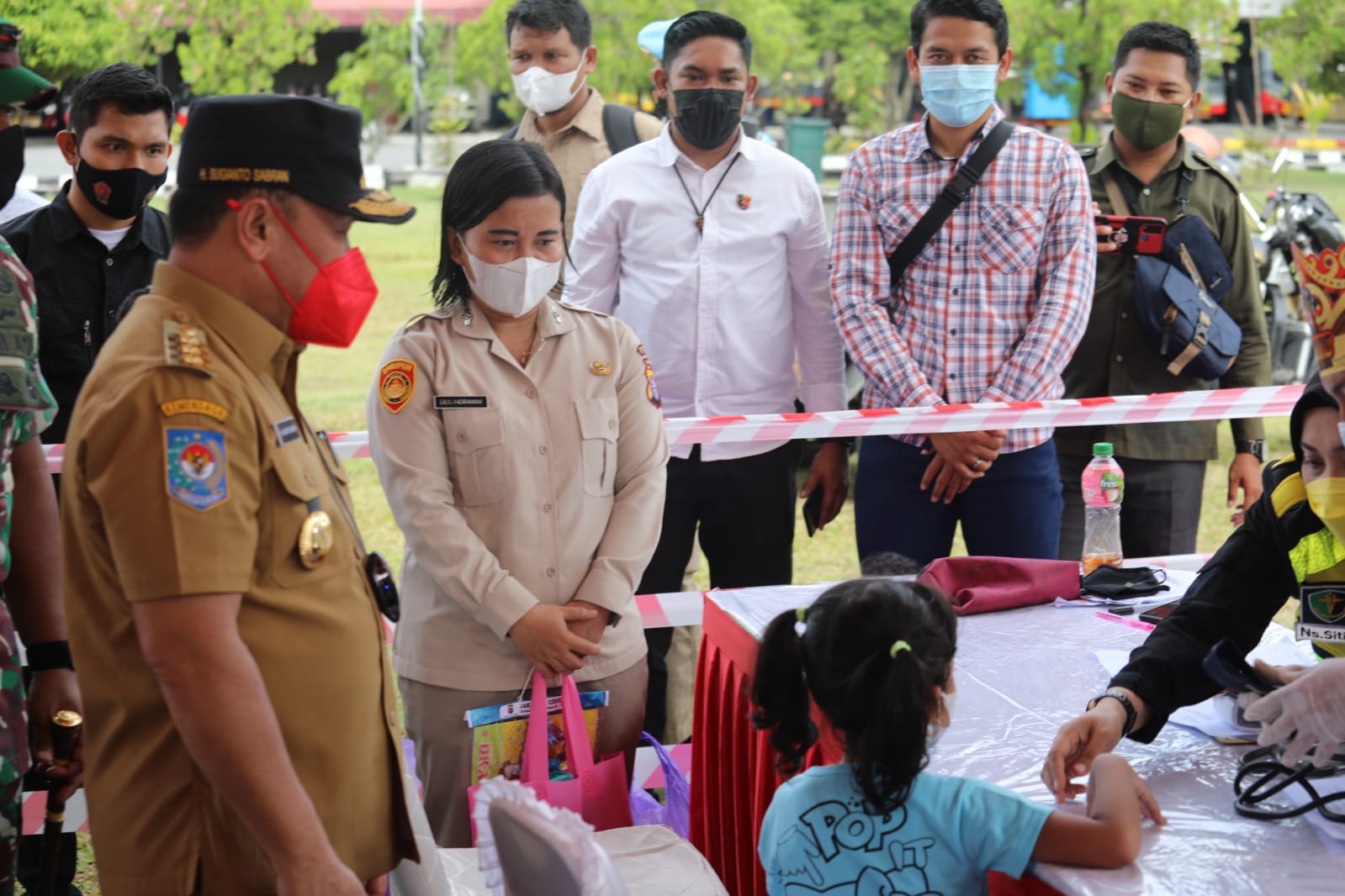 Gubernur Kalteng H. Sugianto Sabran Tinjau Vaksinasi Anak Usia 6-11 Tahun  di Lapangan Barigas Polda Kalteng