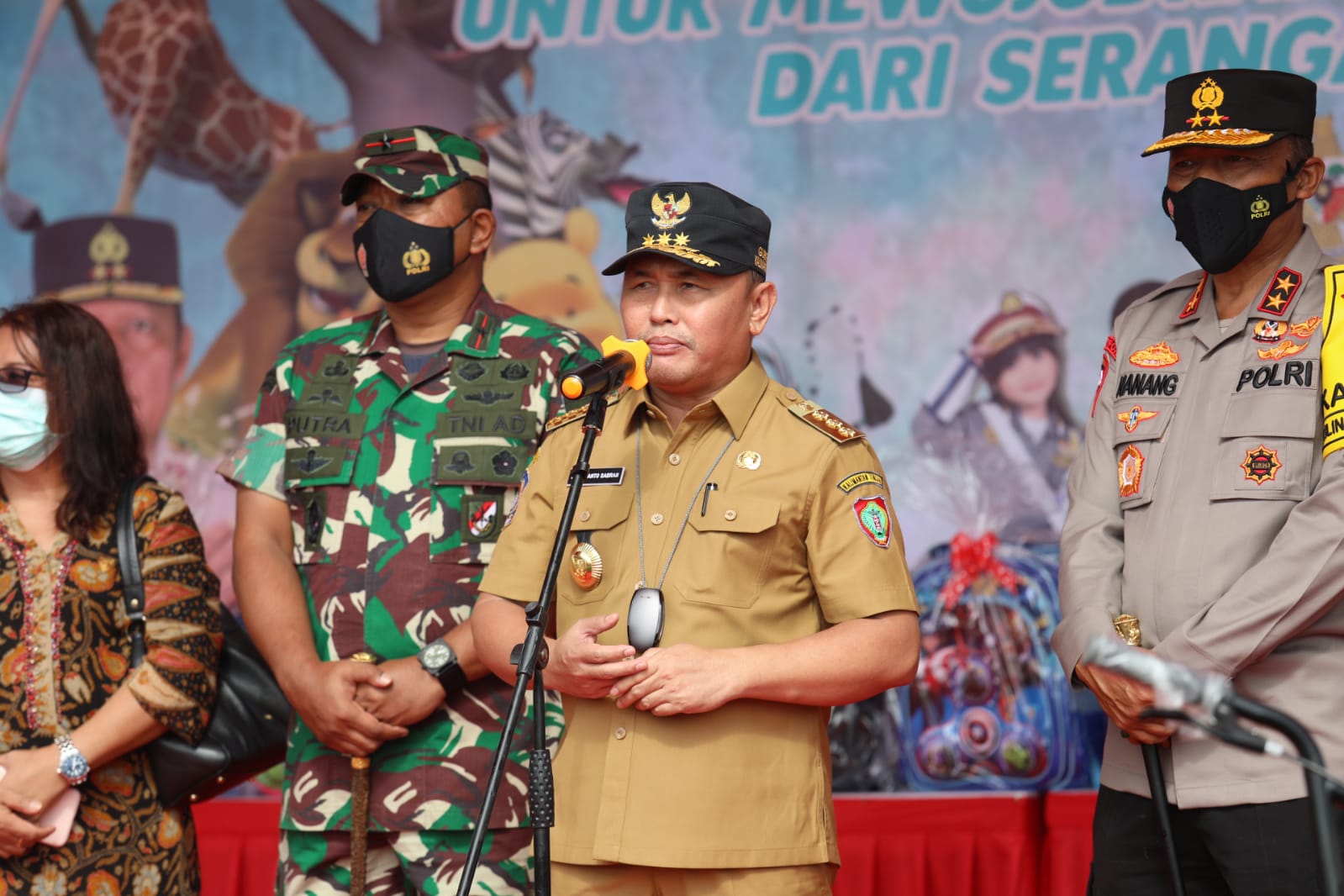 Gubernur Kalteng H. Sugianto Sabran Tinjau Vaksinasi Anak Usia 6-11 Tahun  di Lapangan Barigas Polda Kalteng