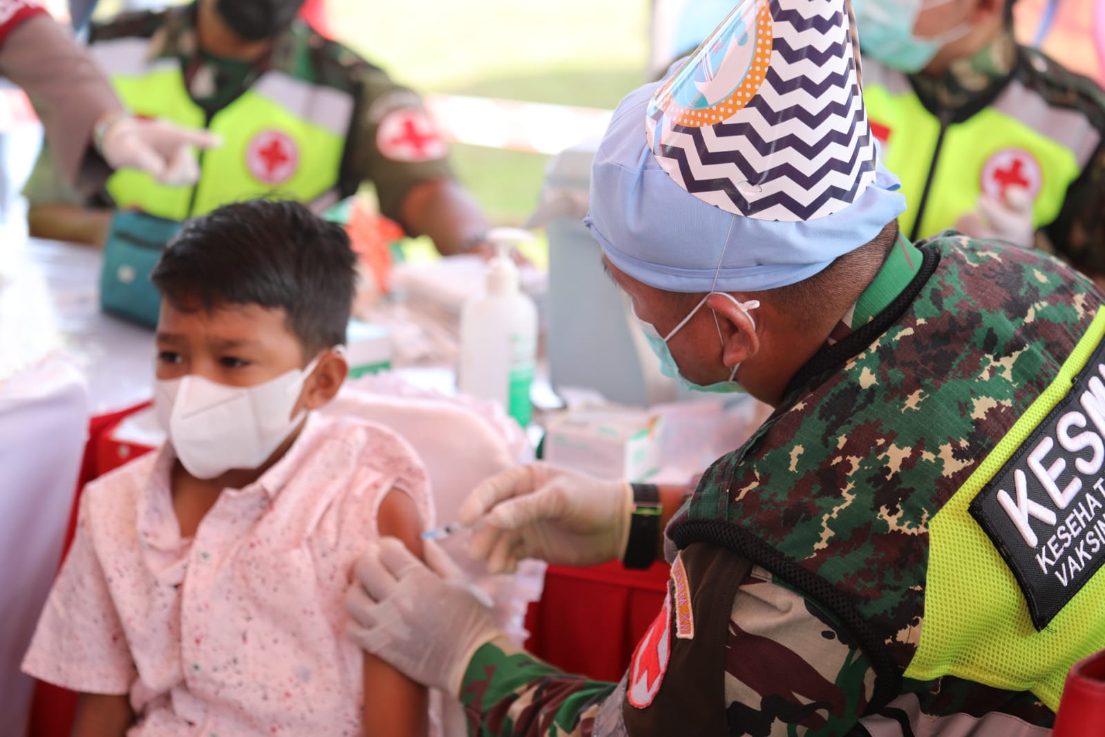 Gubernur Kalteng H. Sugianto Sabran Tinjau Vaksinasi Anak Usia 6-11 Tahun  di Lapangan Barigas Polda Kalteng