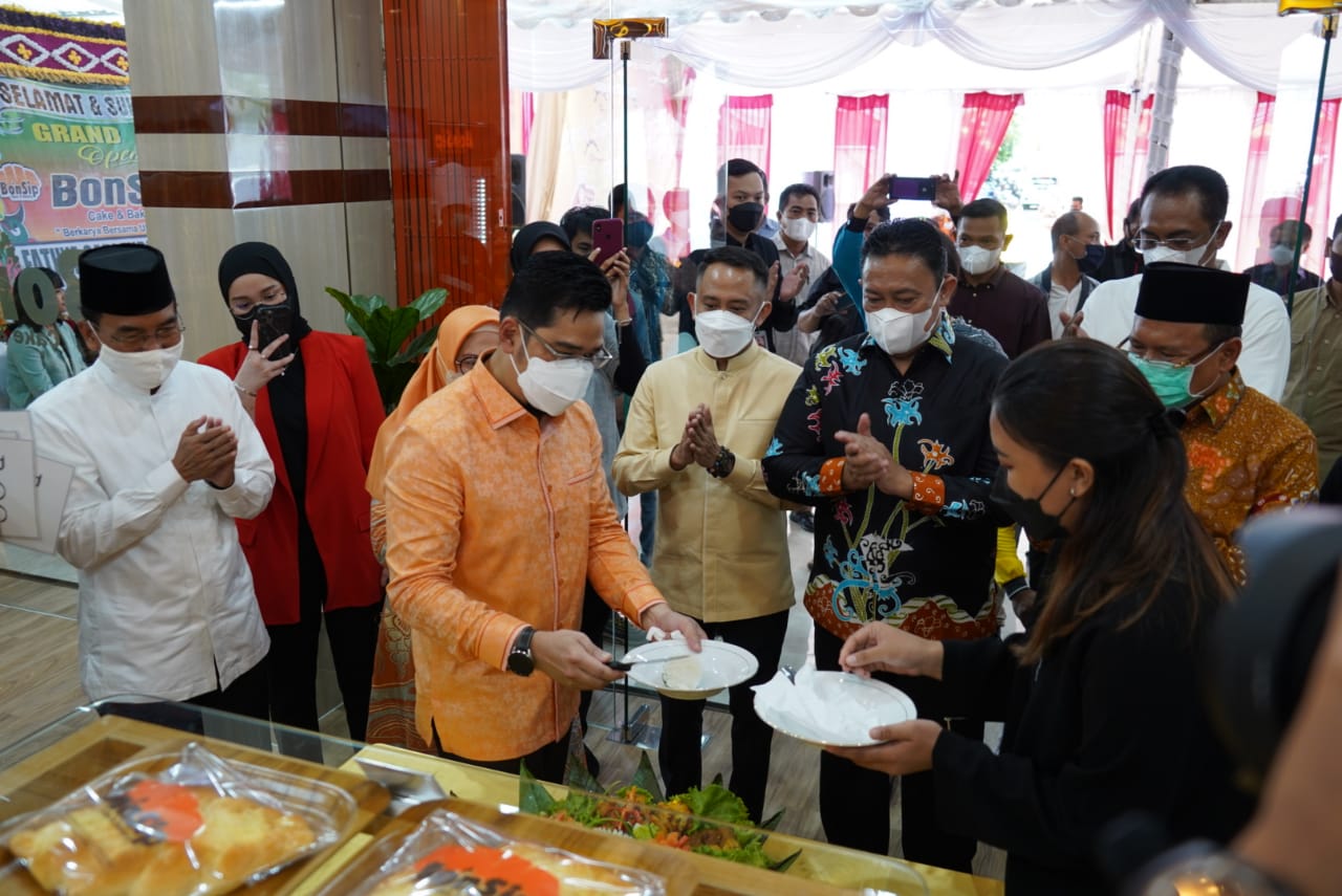 Wakil Gubernur Kalteng H. Edy Pratowo Resmikan Toko Roti Go BonSip Ditandai Dengan Penabuhan Katambung