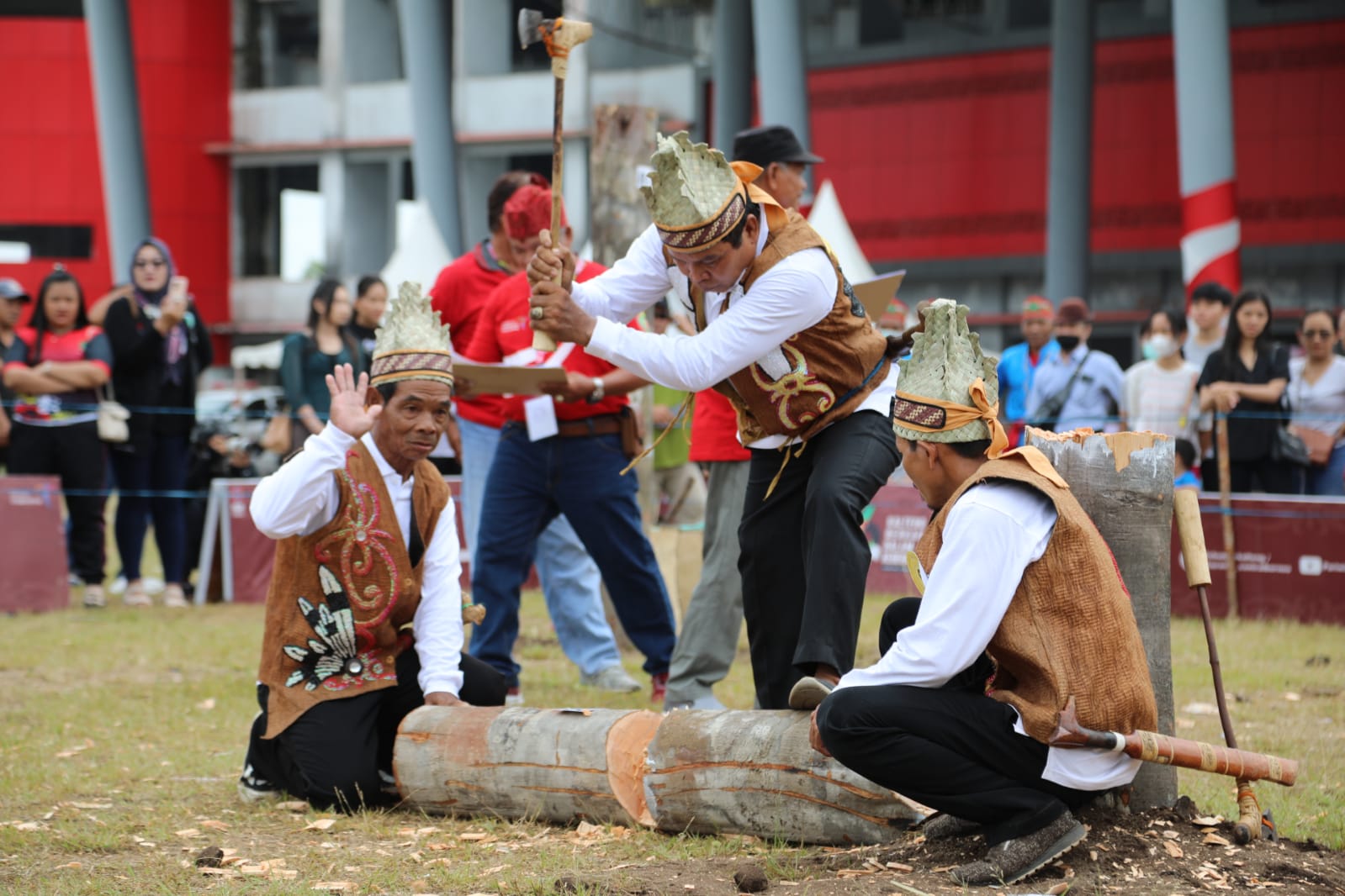 Acara Menarik yang Berhasil Memukau Pengunjung, Lomba Maneweng, Manetek, Tuntang Manyila Kayu