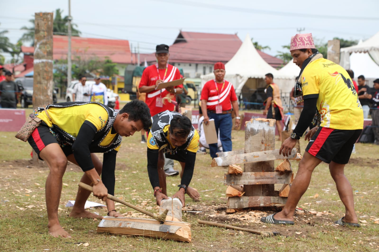 Acara Menarik yang Berhasil Memukau Pengunjung, Lomba Maneweng, Manetek, Tuntang Manyila Kayu