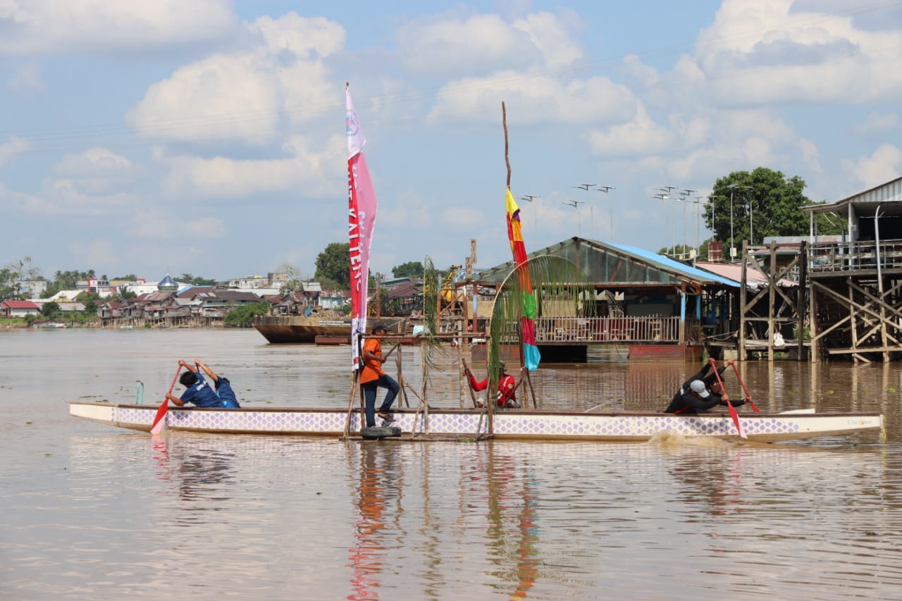 Perlombaan Besei Kambe yang Digelar di Bawah Jembatan Kahayan