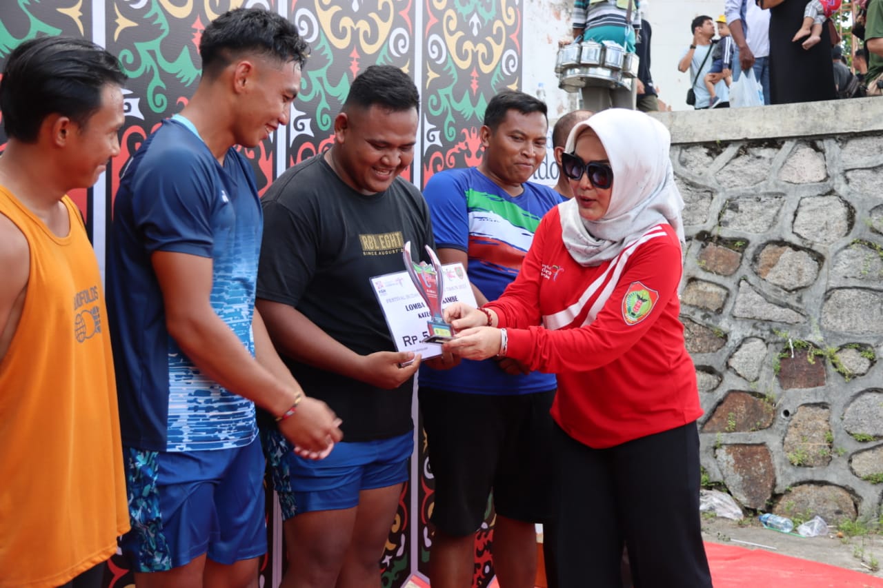 Perlombaan Besei Kambe yang Digelar di Bawah Jembatan Kahayan