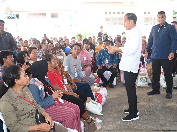 Presiden RI Joko Widodo Didampingi oleh Gubernur Kalteng Sugianto Sabran Tinjau Gudang Bulog Buntok