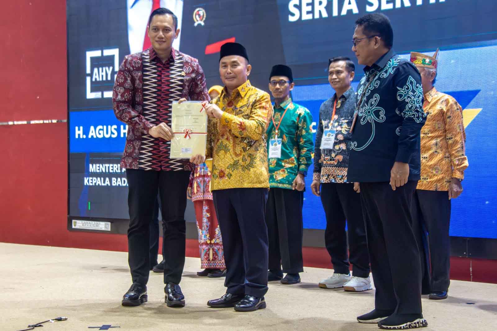 Gubernur Kalteng Sugianto Sabran Bersama Menteri ATR/BPN Agus Harimurti Yudhoyono, Hadiri Acara Penyerahan Sertipikat Hak Atas Tanah