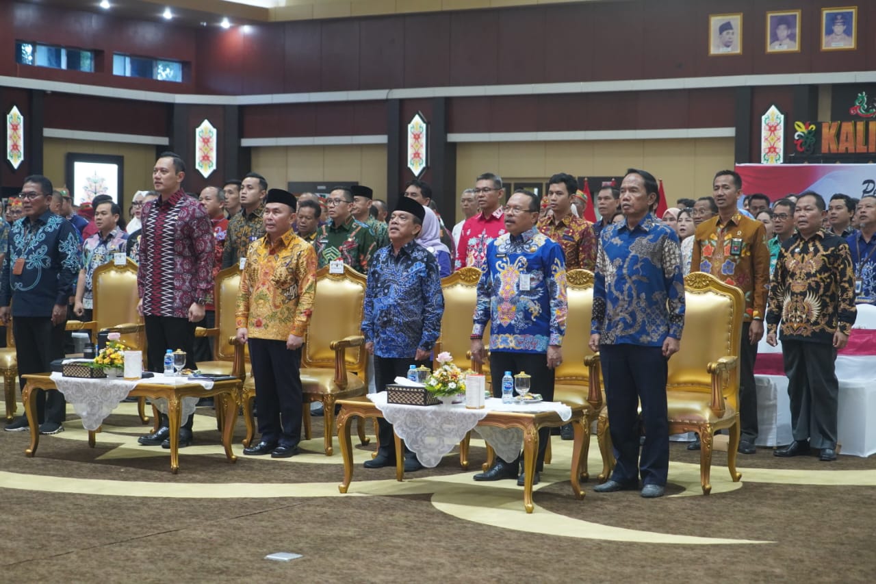 Gubernur Kalteng Sugianto Sabran Bersama Menteri ATR/BPN Agus Harimurti Yudhoyono, Hadiri Acara Penyerahan Sertipikat Hak Atas Tanah