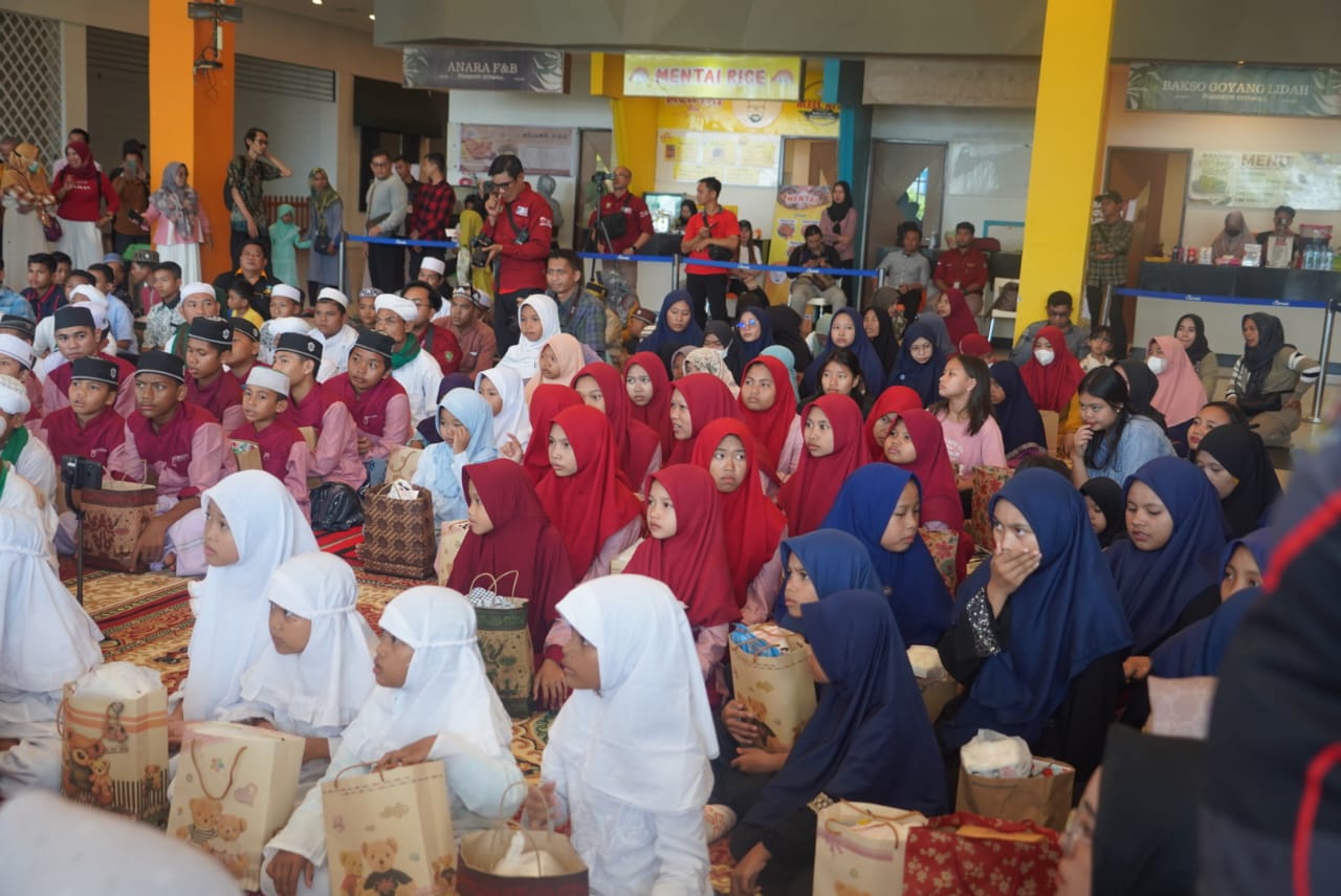 Gubernur Kalteng Sugianto Sabran Beserta Ketua TP. PKK Prov. Kalteng Ivo Sugianto Sabran Silaturahmi Dengan Sejumlah Anak-anak Pondok Pasantren, Panti Asuhan dan Yayasan