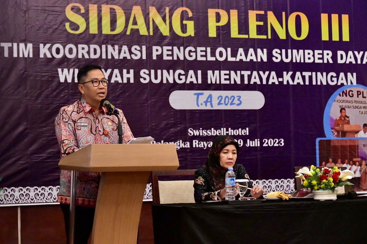 Kepala Bappedalitbang Leonard S. Ampung : Sidang Pleno III TKPSDA ini Untuk Melakukan Pembahasan dan Penetapan Matriks Sinkronisasi Program dan Kegiatan Sumber Daya Air di Wilayah Sungai Mentaya-Katingan