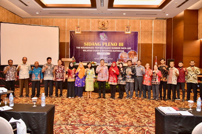 Kepala Bappedalitbang Leonard S. Ampung : Sidang Pleno III TKPSDA ini Untuk Melakukan Pembahasan dan Penetapan Matriks Sinkronisasi Program dan Kegiatan Sumber Daya Air di Wilayah Sungai Mentaya-Katingan