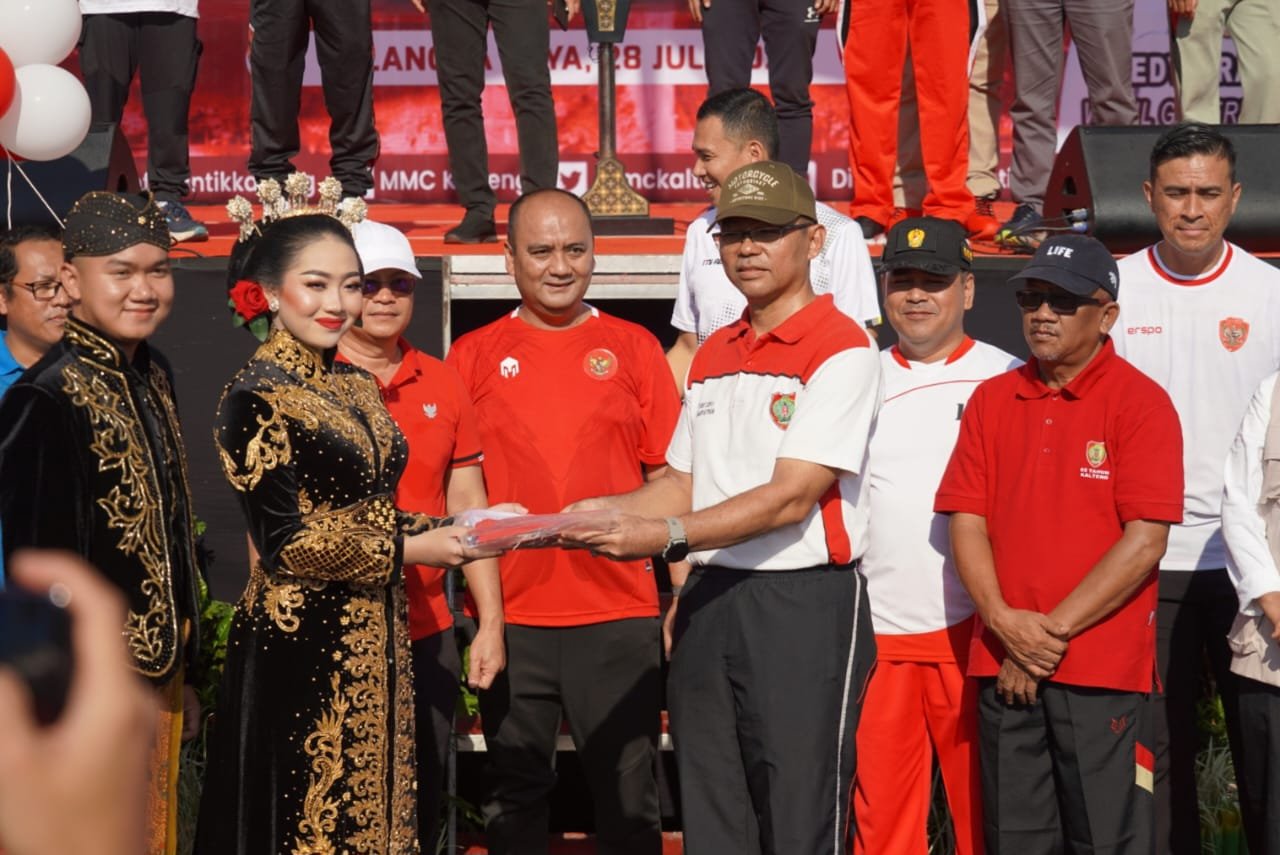 Pemprov Kalteng Bagikan 49.100 Bendera Merah Putih