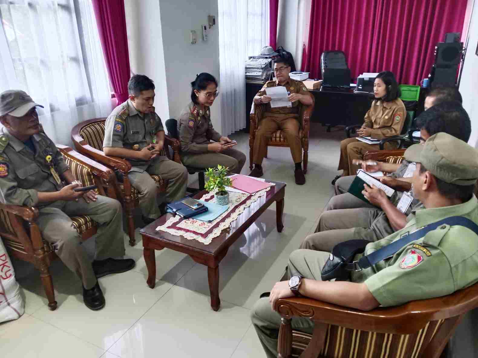 Satpol PP Bersama DLH Prov. Kalteng Bantu dan Fasilitasi Pemindahan Barang-Barang dan Sisa Bongkaran Bangunan