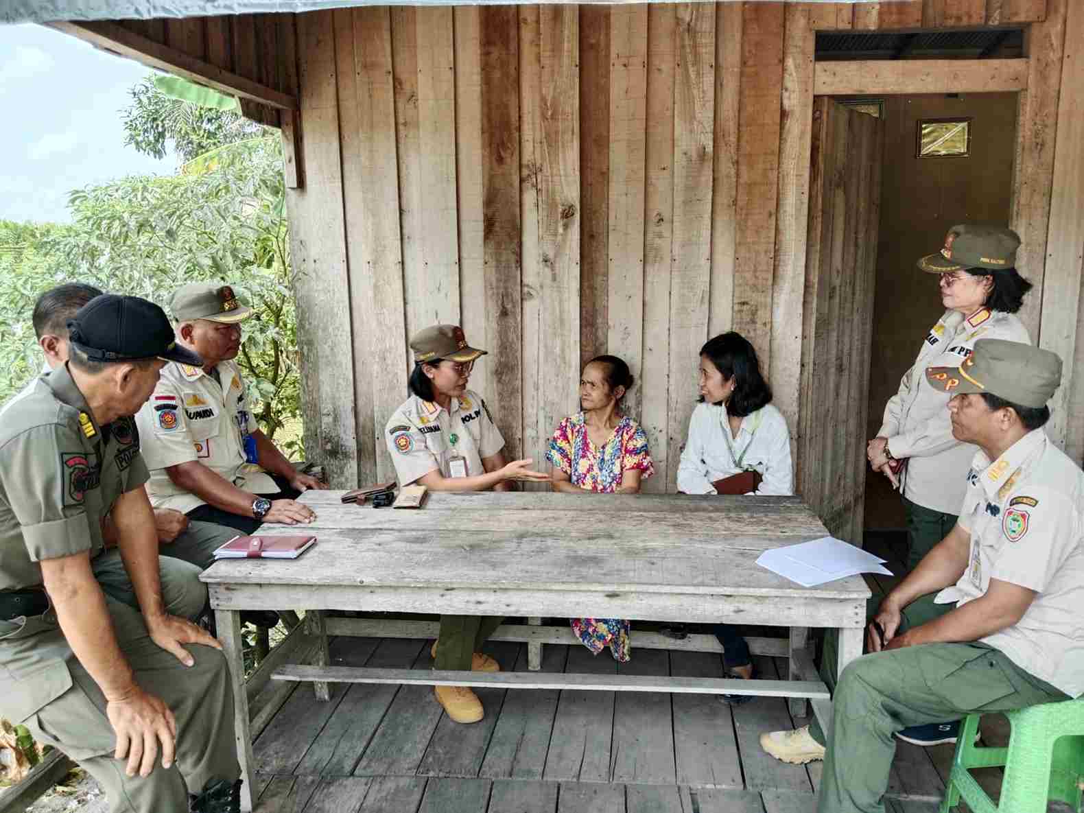 Satpol PP Bersama DLH Prov. Kalteng Bantu dan Fasilitasi Pemindahan Barang-Barang dan Sisa Bongkaran Bangunan