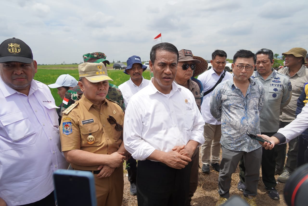 Menteri Pertanian RI Didampingi Gubernur Kalteng Sugianto Sabran Lakukan Peninjauan Area Sawah dan Food Estate di Desa Bentuk Jaya A5 Dadahup