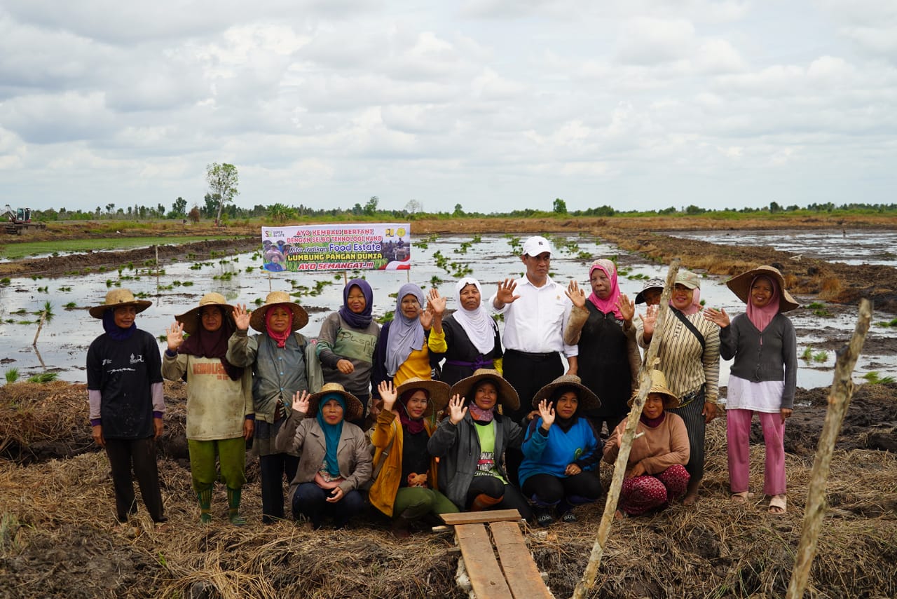 Menteri Pertanian RI Didampingi Gubernur Kalteng Sugianto Sabran Lakukan Peninjauan Area Sawah dan Food Estate di Desa Bentuk Jaya A5 Dadahup