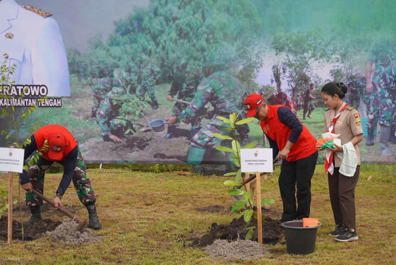 HUT TNI Ke-77, Pemprov. Kalteng Dan Korem 102/Pjg Lakukan Kegiatan Penanaman Pohon Bersama