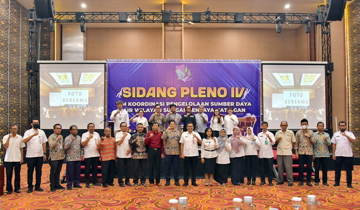 Kepala Bappedalitbang Prov. Kalteng Leonard S. Ampung Buka Rapat Komisi dan Sidang Pleno IV